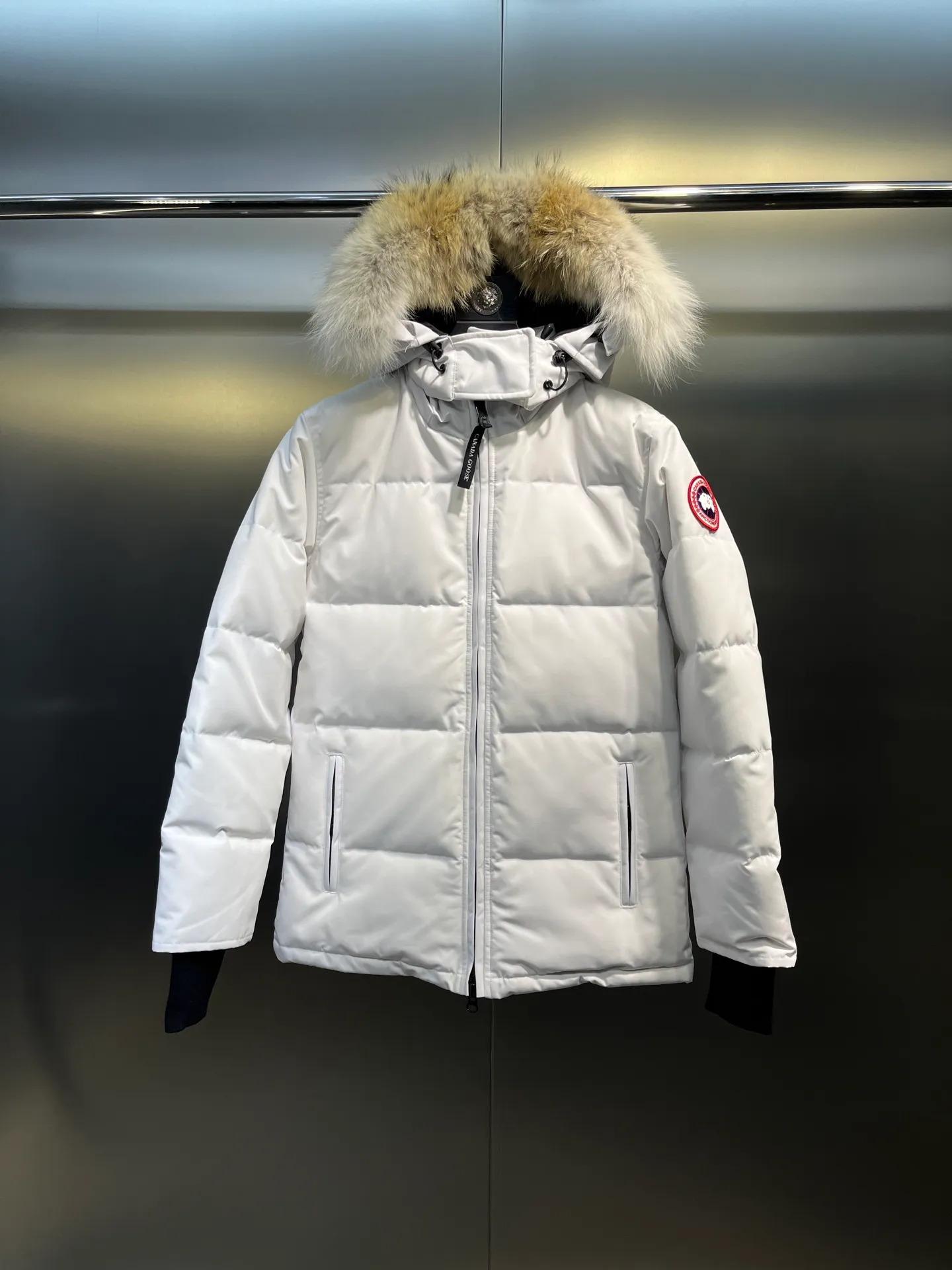 P860 Canada Goose Canada # Expedition04 Parker, a treasure of Canadian origin! Limited supply worldwide! Canada Goose Model 04 is a top-notch couple model, polar cold-proof outdoor series fur collar detachable hooded parka down jacket, the first Goose in 2024. I hope my partners like the top quality, and I hope everyone can evaluate it together! The most popular cool items of the Big Goose family in 2024 are online. The same popular product of Yi Yang Qianxi is said to be a joint limited edition Big Goose that cannot be bought in autumn and winter. If you dislike the sameness of the Big Goose in the past, then this model will definitely give you a different experience! This year's most powerful couple's collection for autumn and winter is online, a top-notch luxurious ready-to-wear style, paired with an outdoor warm down jacket with great style and charm! The most standard and classic items of the Daye family in the past two years are equipped with unique reflective stripes for embellishment, which further shows the high-end fashion performance effect. With the embellishment of hardware buckles, it has excellent performance effect. The upper body is clean, simple and elegant, even for urban leisure. It is suitable for various occasions. Designed with large pockets, this model has a large capacity and is equipped with reflective stripes, making it safer at night. It is suitable for various adventure activities. It is made of windproof and waterproof technical materials. The interior is filled with full white duck down, which is absolutely cold-proof and warm. It also has a stand-up collar design and fine fluff at the collar, with meticulous attention to detail! The charm of this model is also more spiritual, and the upper body has more temperament and specifications. It perfectly shows the ultra-high standard of fashionable performance of this model, integrating outdoor and life, and you can even create high-street wear! The most pinnacle limited-edition goose that we have presented so far, both in terms of design and detailed materials, it is completely outstanding. The grand and evergreen version design is matched with cool reflective elements. The overall appearance can be said to be quite high, and it has that kind of powerful outdoor performance! It combines high-end casual attributes with high-street style. It is high-grade, domineering, warm, and beautiful. The visibility of the upper body is quite strong, and the configuration of the owl element is highly brand-recognizable. It fully complements the overall brand performance and visual effects, and also has the high-end sense of fashion and fashionable performance. It is a must-buy product because it is the most awesome down brand on the planet and one of Canada's three national treasure brands. It is also a sentimental down luxury brand. In the field of polar cold-proof clothing, Goose has made an irreplaceable contribution... Size: xs s m l xl